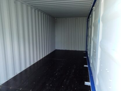 Binnen-aanzicht van Eerste reis 20FT open side zeecontainer in blauw (RAL 5013), nieuw, wind- en waterdicht, met dubbele deuren.