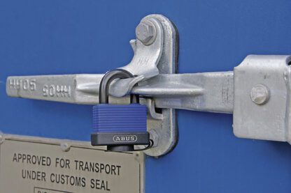 Abus® 70IB/50 Aqua Safe hangslot aan een boot in een haven