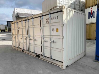 Deuren Een hoogwaardige 20FT open side zeecontainer, eerste reis, slechts één keer gebruikt voor verscheping. Uitgevoerd in wit (RAL 9010), met Cor-Ten-stalen wanden (1,50 mm dik), een geprofileerd dak (2,00 mm dik) en een houten vloer. Wind- en waterdicht en voorzien van gegalvaniseerde deursluitingen. Dankzij de dubbele toegang via de korte én lange zijde is deze container ideaal voor efficiënte opslag en transport.