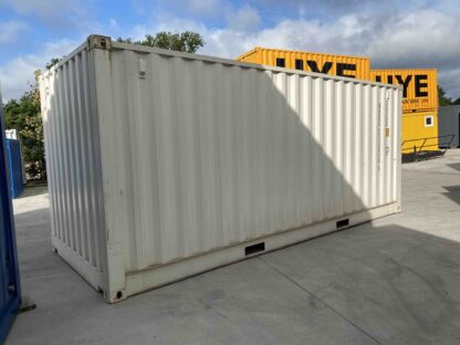 zijkant Een hoogwaardige 20FT open side zeecontainer, eerste reis, slechts één keer gebruikt voor verscheping. Uitgevoerd in wit (RAL 9010), met Cor-Ten-stalen wanden (1,50 mm dik), een geprofileerd dak (2,00 mm dik) en een houten vloer. Wind- en waterdicht en voorzien van gegalvaniseerde deursluitingen. Dankzij de dubbele toegang via de korte én lange zijde is deze container ideaal voor efficiënte opslag en transport.