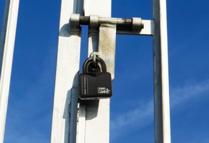 ABUS Hangslot Granit 37/55 op een container