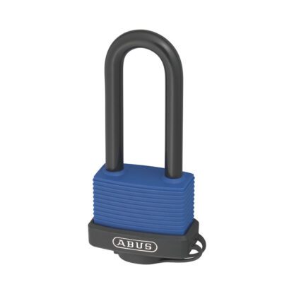 Abus® 70IB/45 HB63 Aqua Safe hangslot aan een hek in een regenachtige omgeving.